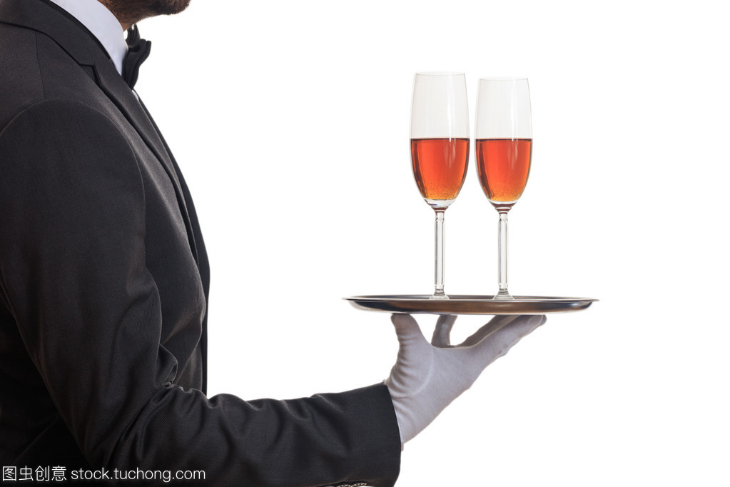在托盤上的服務(wù)生酒