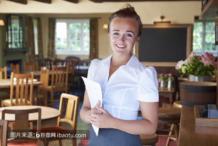深色調(diào)酒店服務(wù)員攝影圖