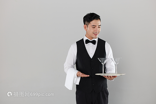 托著高腳杯的酒店服務生