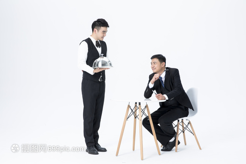 男性服務員上菜