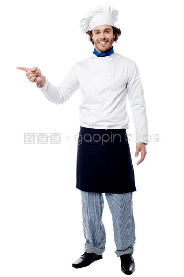 年輕的男廚師指著一種產(chǎn)品